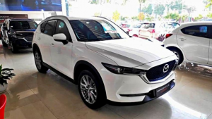 Thuộc dòng Crossover 5 chỗ cao cấp nhất từ hãng , Mazda CX-5 2.5L AWD trở thành niềm tự hào của hãng xe Mazda từ Nhật Bản khi đạt doanh số bán ấn tượng trong top dòng xe bán chạy hàng tháng. Khi tiên phong cho công nghệ SkyActiv cùng động cơ xăng phun trực tiếp , với những tùy chỉnh cao cấp đã đủ khiến chiếc crossover tự tin “làm mưa làm gió” trên thị trường. Khi đầu năm 2017, số lượng xe bán ra trên toàn lãnh thổ Việt Nam đã đạt con số khủng 20.000 chiếc. Xem thêm nhiều thông tin về xe tại: https://tinbanxe.vn BẢNG GIÁ XE MAZDA CX 5 Xe Mazda CX 5 đang được bán ở thị trường Việt Nam với rất nhiều phiên bản và giá bán cũng khác nhau. Sau đây sẽ là bảng giá niêm yết dành cho khách hàng tham khảo, để cân nhắc và tìm hiể kỹ lưỡng trước khi đưa ra quyết định mua xe. Mazda CX-5 2.0L Deluxe : 899,000,000 Mazda CX-5 2.0L Luxury : 949,000,000 Mazda CX-5 2.0L Premium : 989,000,000 Mazda CX-5 2.5L Signature Premium : 1,019,000,000 NGOẠI THẤT MAZDA CX-5 2.5 AWD Dạo quanh một vòng bạn sẽ dể nhận ra vẫn giữ cho mình ngôn ngữ thiết kế KODO đặc trưng và được “tân trang” thêm những chi tiết ngoại thất đắt giá đem lại sự trẻ trung, cá tính hơn. Sự hào nhoáng và thời thượng là những gì mà Mazda đem lại cho bản xe này. Gầm của xe có kích thước tổng thể dài x rộng x cao lần lượt là 4550 x 1840 x 1680 mm chiều dài cơ sở 2.700 mm cùng khoảng sáng gầm xe 200 mm có bán kính vòng quay 5,46m nâng thân hình xe trở nên to lớn và bề thế. Về đầu xe Phía trước có sự thay đổi ở mặt ca-lăng màu xám gunmetal đã cách điệu và mở rộng thay thế loại 5 nan ngang như trước.Viền hình cánh chim sải cánh dày mạ chrome nối với cụm đèn pha. Phía dưới gầm được làm mới hoàn toàn nối liền với lưới tản nhiệt và hai hốc gió. Riêng bộ lưới tản nhiệt thiết kế dạng tổ ong được viền crom bóng bẩy trở thành chi tiết đắt giá ở phía trước dòng xe Mazda CX-5 2.5L AWD . Cụm đèn trước có kiểu dáng thanh mảnh, sắc nhọn hình lưỡi gươm ở trong là bóng cầu thuỷ tinh dạng LED được bao quanh bởi dải LED ban ngày hình tia chớp sắc lẹm. Phía cụm đèn pha “híp” vuốt dài sang hai bên riêng đồ họa bên trong cũng sắc sảo hơn . Ở bản này còn được tích hợp ứng dụng thông minh Adaptive LED Headlights (ALH) giúp người lái có tầm nhìn tốt nhất trong mọi điều kiện, không gây chói mắt cho các xe ngược chiều. Hệ thống chiếu sáng của xe còn được hỗ trợ với tính năng đèn tương thích thông minh cho phép chiếu sáng tối ưu trong đêm mà không gây chói mắt xe đối diện. Về thân xe Thân xe có chất thể thao của xe được thể hiện qua vòm bánh cao kết hợp cùng bộ vành lớn 19 inch. Mui xe có thiết kế khá dốc về sau là chi tiết đáng làm bật lên sự năng động và cá tính. Đèn báo rẽ ở phía đèn chiếu hậu di chuyển xuống viền dưới thay vì ở giữa như thế hệ trước ,cặp gương chiếu hậu còn có khả năng gập-chỉnh điện tích hợp báo rẽ .Bộ mâm hợp kim 19-inch 5 chấu trông cá tính hơn . Về đuôi xe Phần sau không có quá nhiều khác biệt , đèn hậu, đuôi lướt gió tích hợp đèn phanh được cách điệu. Cản gầm bằng nhựa cứng cùng ống xả đôi vô cùng thể thao. Camera lùi được bố trí ngay dưới logo xe, hỗ trợ đắc lực cho các “tài mới” trông khá mềm mại các đường nét đều được bo tròn tinh tế. Thu hút nhất thêm là cụm đèn hậu LED có thiết kế dạng lưỡi liềm, ống xả tròn bố trí đối xứng nhau đậm chất thể thao. Mua bán oto cũ và mới uy tín chất lượng tại: https://tinbanxe.vn/mua-ban-oto NỘI THẤT MAZDA CX-5 2.5 AWD Tiến vào bên trong, nội thất được “cách điệu” theo phong cách cực kì ấn tượng , hãng đã làm mới hoàn toàn từ các chi tiết như : bảng vô-lăng, bảng táp-lô, cần số đến những chi tiết nhỏ như hốc gió, bệ tỳ tay xe đi cùng không gian nội thất rộng nhất phân khúc . Về ghế ngồi Ở các hàng ghế ngồi đều được bọc da cao cấp , thiết kế ôm sát lưng và hông người ngồi cho cảm giác rất thoải mái. Ở bản này ghế lái và ghế phụ đều được chỉnh điện, ở ghế lái còn có thể ghi nhớ 2 vị trí tùy chỉnh . Với hàng ghế thứ hai tựa đầu dày dặn, nệm êm cùng góc nghiêng tốt , vị trí ngồi lại tương đối rộng rãi giúp hành khách không bị mệt trong những chuyến đi xa. Ở ghế sau xe có thêm cổng sạc và kết nối USB tiện cho mọi người khi giải trí không lo hết pin. Về khoang hành lý Do hàng ghế của xe có thể tuỳ chỉnh độ nghiêng và gập phẳng theo tỉ lệ 40:20:40 linh hoạt để mở rộng diện tích trong không gian chứa đồ. Bản xe này với dung tích tiêu chuẩn đạt 505L đủ để đựng đồ cho những chuyến đi dài ngày. Về vô lăng và tap lô Thiết kế vô lăng vẫn là 3 chấu được bọc da để chỉnh 4 hướng giúp đem lại tư thế thao tác thoải mái , các phím bấm được tích hợp tiện lợi giúp người lái có thể dễ thao tác ngay lúc lái. Cụm 3 đồng hồ với viền chrome được hiển thị thông số rõ ràng, dễ quan sát , màn hình hiển thị thông tin trên kính lái HUD. Táp lô xe được tối giản một cách đơn giản , các phím bấm chỉnh cơ được bỏ khá nhiều, cửa gió điều hoà trên khu vực này có hình mũi khoan được viền nhôm bóng bẩy làm tăng vẻ sang trọng cho táp lô. TIỆN NGHI VÀ AN TOÀN MAZDA CX-5 2.5 AWD Về tiện nghi và giải trí Để duy trì nhiệt độ mát lạnh cho không gian nội thất , xe đã sử dụng hệ thống điều hòa tự động 2 vùng độc lập cùng cửa gió hàng ghế sau ,cửa kính có chỉnh điện, ở nút bẩm khởi động sử dụng chung với chìa khóa thông minh, cửa sổ trời chỉnh điện, phần gạt mưa tự động, gương chống chói tự động, xe còn được trang bị hệ thống điều khiển hành trình Cruise Control. Tránh sự nhàm chán của các cuộc vui hãng đã tích hợp hệ thống thông tin giải trí trên Mazda CX-5 2.5L AWD được chăm chút khá nhiều . Ở hàng ghế thứ hai, bệ tỳ tay sau có thêm cổng cắm USB và cốp chỉnh điện, chống kẹt , ngoài ra xe còn được tích hợp nhiều hệ thống như : Mazda connect, đầu DVD, định vị vệ tinh, dẫn đường GPS, màn hình cảm ứng 7 inch, kết nối điện thoại thông minh AUX/USB/Bluetooth, Bluetooth, dàn âm thanh Bose gồm 10 loa tạo ra những giai điệu vô cùng sôi động. Ngoài ra Mazda còn được trang bị thêm chìa khoá thông minh, khởi động bằng nút bấm, gạt mưa tự động, đèn trang điểm trên tấm che nắng. Về an toàn Hãng đem đến sự bảo vệ tuyệt đối cho khách hàng từ hàng loạt các hệ thống an toàn trên xe hhư : 6 túi khí, chống bó cứng phanh, phân phối lực phanh điện tử, hỗ trợ lực phanh khẩn cấp, cân bằng điện tử, kiểm soát lực kéo chống trượt , chống bó cứng phanh ABS, phân phối lực phanh điện tử EBD, hỗ trợ phanh khẩn cấp BA . Các kỹ sư xe còn được bổ sung thêm : Hệ thống cảnh báo điểm mù BSM, hệ thống cảnh báo chệch làn đường LDWS, hệ thống hỗ trợ giữ làn đường LAS và hệ thống cảnh báo phương tiện cắt ngang RCTA , cân bằng điện tử DSC, chống trượt TCS, hỗ trợ khởi hành ngang dốc HLA , mã hóa động cơ, cảnh báo chống trộm, khóa cửa tự động. ĐỘNG CƠ VÀ VẬN HÀNH CỦA MAZDA CX-5 2.5 AWD Về động cơ "Ngựa chiến" được trang bị khối động cơ xăng 2.5L, 4 xy lanh cho công suất tối đa 188 mã lực, mô men xoắn cực đại 251 Nm đi cùng hộp số tự động 6 cấp giúp quá trình sang số mượt mà nhằm đem lại cảm giác lái nhẹ nhàng. Sở hữu động cơ mạnh mẽ xe tạo nên 183 mã lực , khả năng off-road của xe làm thoả mãn những vị khách thích cảm giác chinh phục những địa hình không mấy dễ đi. Về chế độ lái Với khả năng chinh phục mọi địa hình, xe đem đến sự êm ái của khách hàng lên hàng đầu khi sử dụng hệ thống treo trước/sau MacPherson/ liên kết đa điểm và bộ lốp dày 225/55R19. Phanh trước/sau đĩa thông gió/đĩa đặc giúp hạn chính tình trạng phanh nóng lên. Xe đem đến công nghệ I-stop giúp tiết kiệm nhiên liệu đáng kể. Vậy là chúng ta đã cùng nhau tìm hiểu về giá bán, thông số kỹ thuật cùng với thiết kế nội ngoại thất của mẫu xe "Ngựa chiến" Mazda CX-5 2.5 AWD . THÔNG SỐ KỸ THUẬT Thông số cơ bản Dài x rộng x cao 4540x1840x1670 Dung tích xilanh 2.488cc Động cơ 2.5 i4 Skyactiv-G Công suất (mã lực) 188 Mô-men xoắn (Nm) 252 Khoảng sáng gầm (mm) 210 Đường kính vòng quay tối thiểu (m) 5.46 Mức tiêu thụ nhiên liệu 9L Xuất xứ Lắp ráp Hộp số Ghế lái Chỉnh điện Tiện nghi Trợ lực tay lái Thiết bị định vị Điều hòa trước Điều hòa sau Điều khiển hành trình (Cruise Control) : Lựa chọn chế độ chạy : Phanh tay điện tử : Chìa khóa thông minh : Đèn pha tự động điều chỉnh góc chiếu (AFS) : Gương gập điện : Gương chiếu hậu chống chói : Nhớ vị trí ghế : Cốp điện : Cửa sổ trời Giải trí Màn hình cảm ứng Kết nối bluetooth Đầu cắm USB Màn hình DVD : An toàn Chống bó cứng phanh (ABS) Hỗ trợ phanh khẩn cấp (BA) Cân bằng điện tử (ESP) Hỗ trợ khởi hành ngang dốc (HAS) Phân bổ lực phanh điện tử (EBD) Trợ lực điện (EPS) Camera lùi Cảnh báo chệch làn Cảnh báo áp suất lốp Cảm biến hỗ trợ đỗ xe sau Cảnh báo điểm mù Túi khí 6 Nội thất Chất liệu nội thất Da
